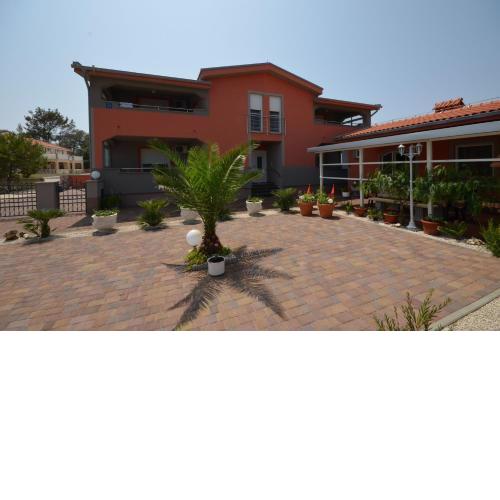 Apartments with a parking space Vir - 18562