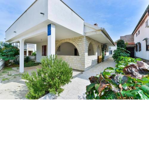 Apartments with a parking space Vir - 18581