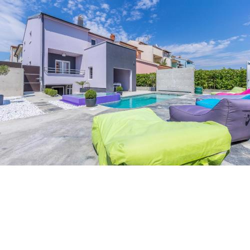 Apartments with a swimming pool Pjescana Uvala, Pula - 22778