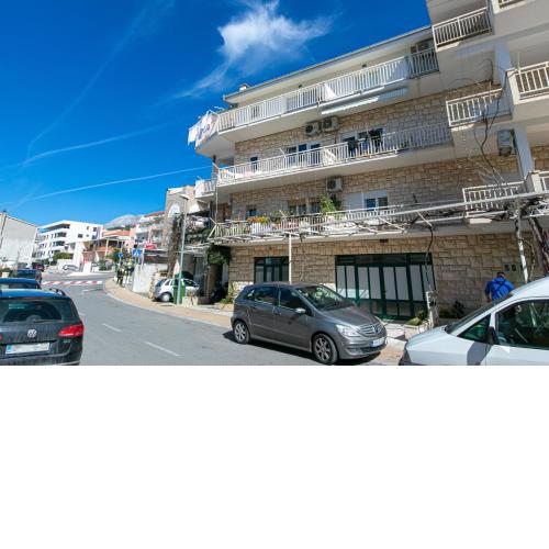 Apartments with WiFi Makarska - 19995