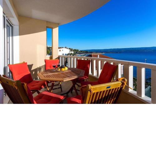 Appartement in Dugi Rat mit Großer Terrasse