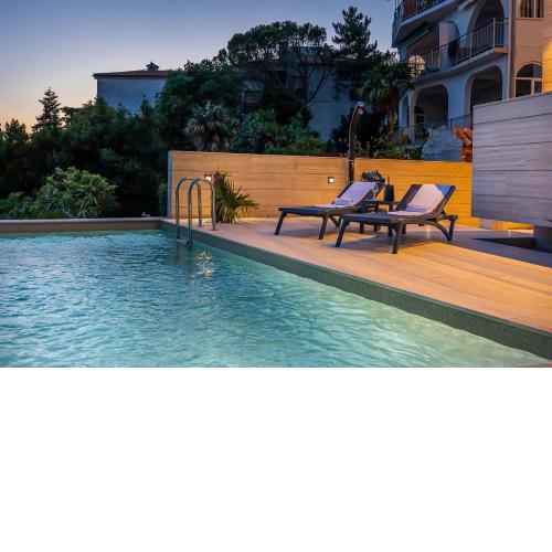 Atemberaubendes Apartment direkt am Meer mit Pool, Meerblick, Aussendusche, Liegen