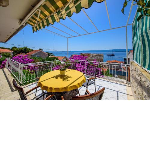 Award winning Garden Apartment with large Terrace and amazing Seaview