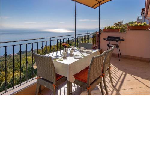 Awesome Apartment In Icici With House Sea View