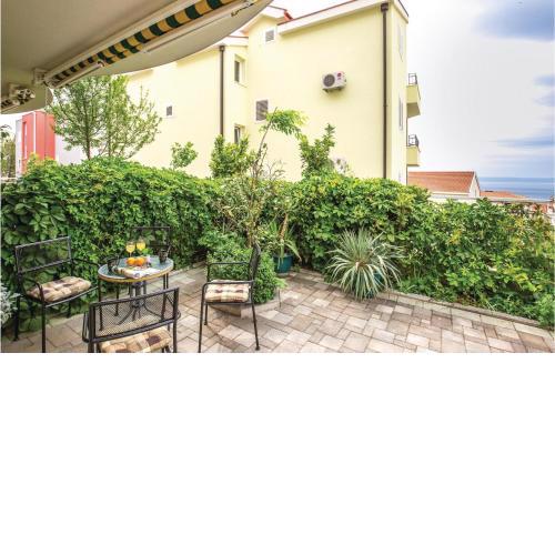 Awesome Apartment In Makarska With Kitchen