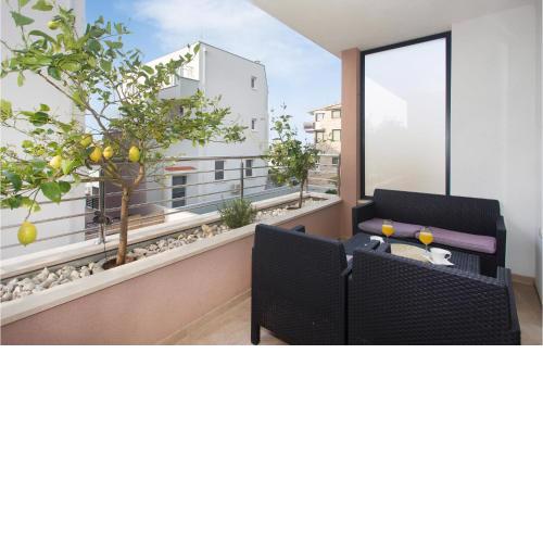 Awesome Apartment In Makarska With Kitchen