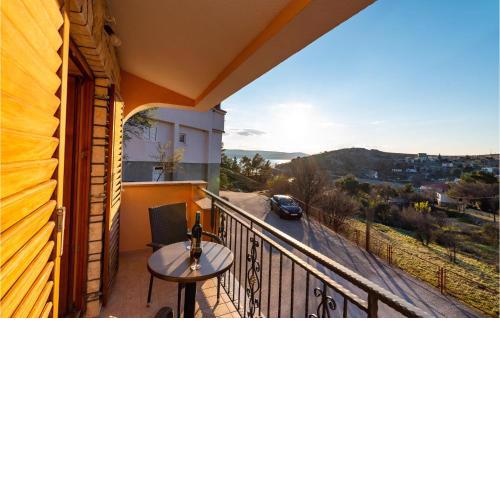 Awesome Apartment In Modric With Kitchen