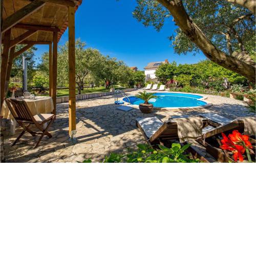 Awesome Apartment In Mundanije With Wifi