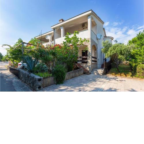 Awesome Apartment In Pinezici With Wifi