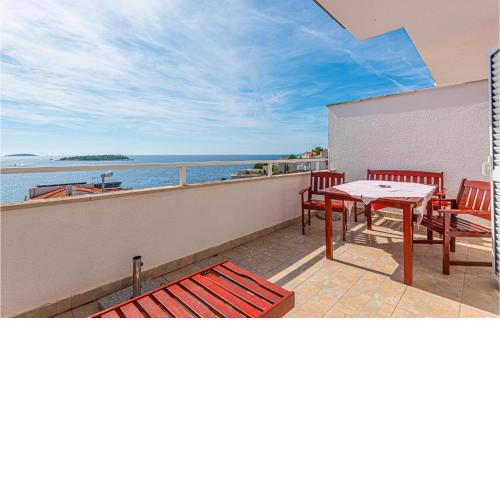 Awesome Apartment In Primosten With Kitchen