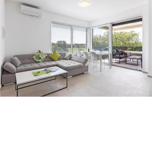 Awesome Apartment In Stinjan With Kitchen