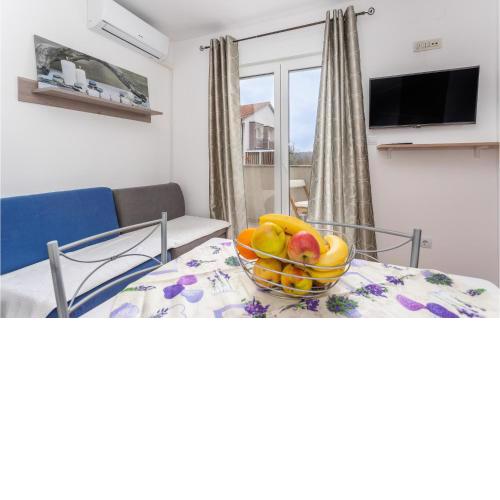 Awesome Apartment In Viskovo With Kitchen