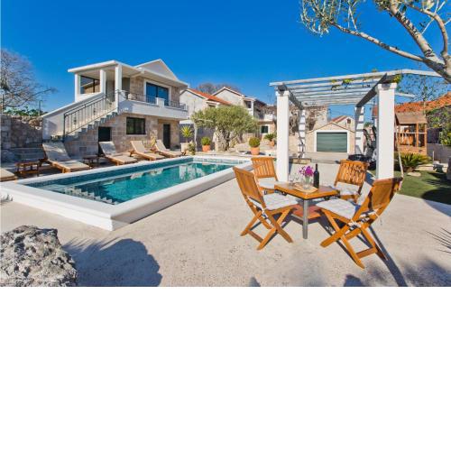 Awesome Home In Bogomolje With Kitchen