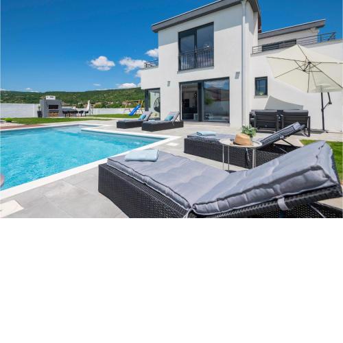 Awesome Home In Donji Prolozac