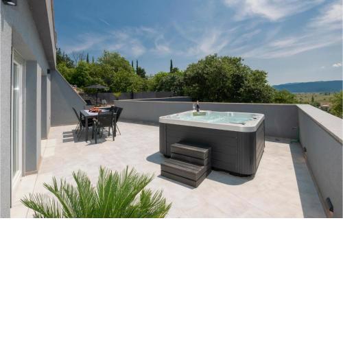 Awesome Home In Donji Vinjani With Kitchen