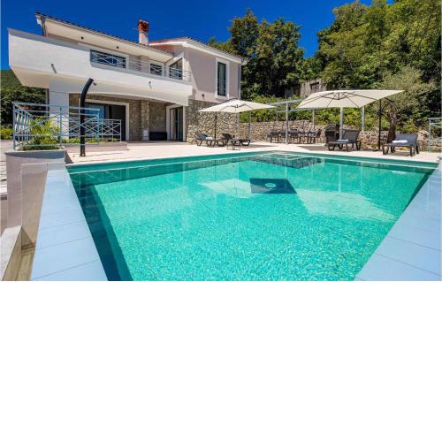 Awesome Home In Icici With House Sea View