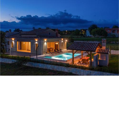 Awesome Home In Orihi With Kitchen