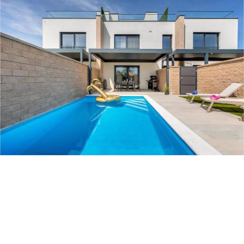 Awesome Home In Peroj With Sauna