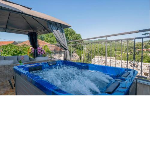 Awesome Home In Ploce With Jacuzzi