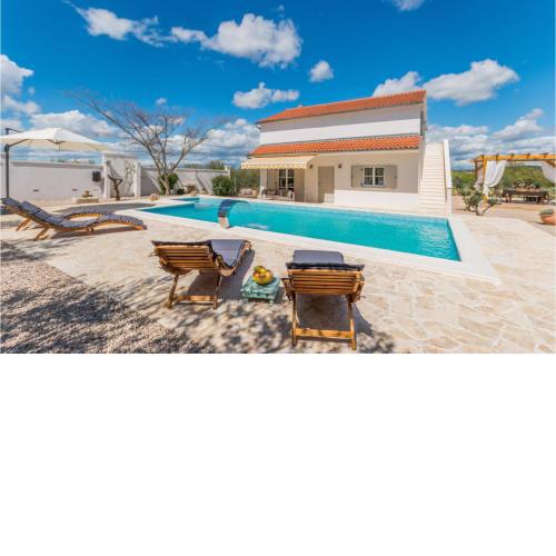 Awesome Home In Polaca With Kitchen