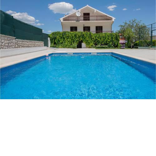 Awesome Home In Runovic With Wifi