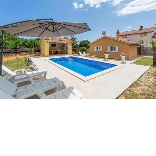 Awesome Home In Sv,petar U Sumi With Kitchen