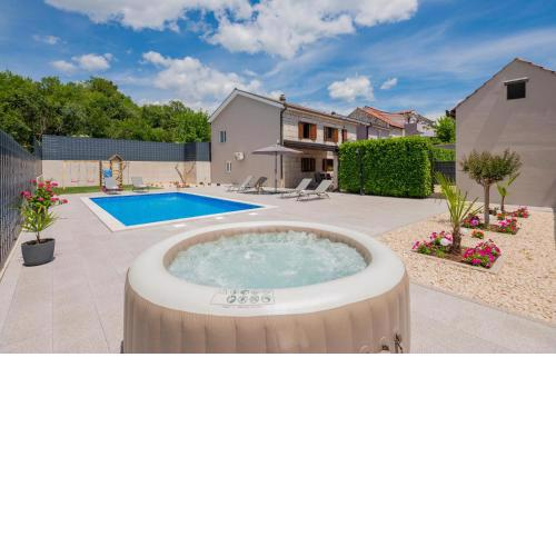 Awesome Home In Vinjani Donji With Kitchen