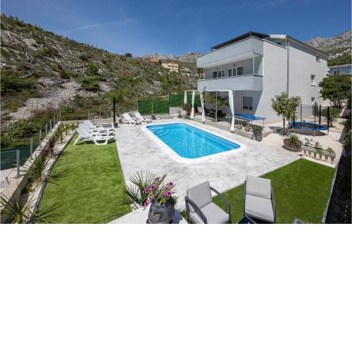 Awesome Home In Zrnovnica With Jacuzzi