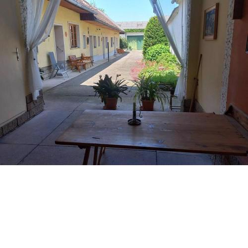 Bauernhaus mit großem Innenhof und Garten