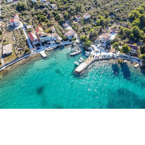 Beachfront 5BR Home Victoria