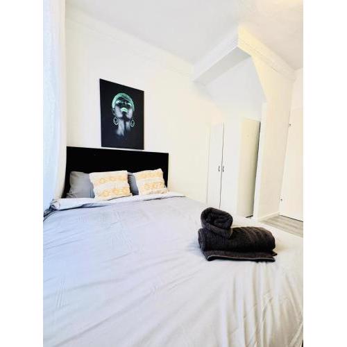 Beautiful 4BR Apt for up to 12P 10 Min to FAC Platz