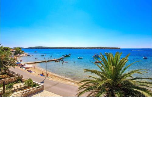 Beautiful Apartment In Banjol With Wifi