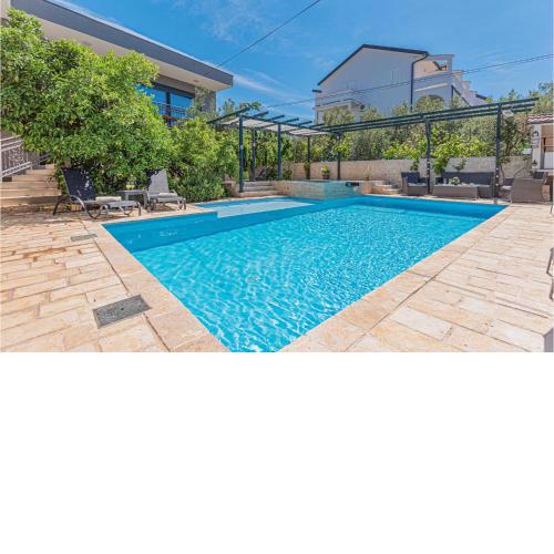 Beautiful Apartment In Brodarica With Jacuzzi