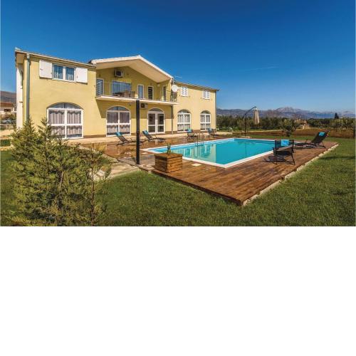 Beautiful Apartment In Divulje With Wifi