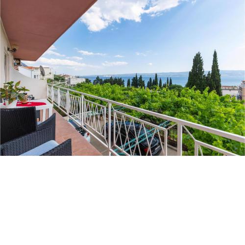 Beautiful Apartment In Duce With Kitchen