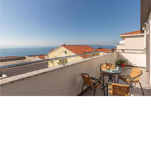 Beautiful Apartment In Makarska With Kitchen