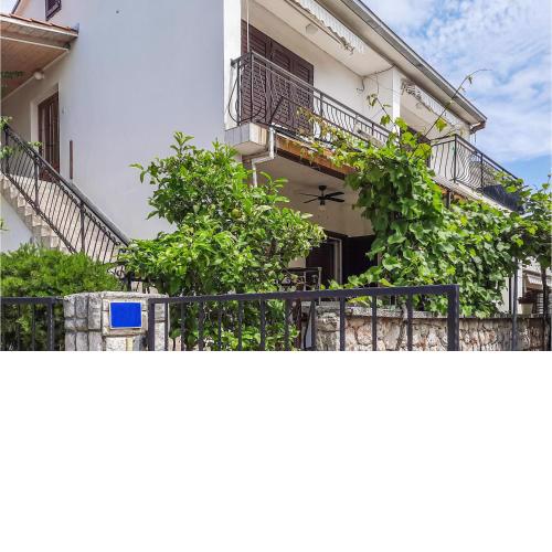 Beautiful Apartment In Mali Losinj With Kitchen