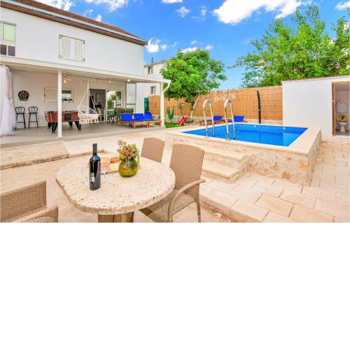 Beautiful Apartment In Metkovic With Kitchen