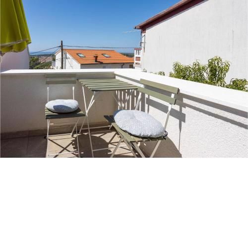 Beautiful Apartment In Mundanije With Kitchen