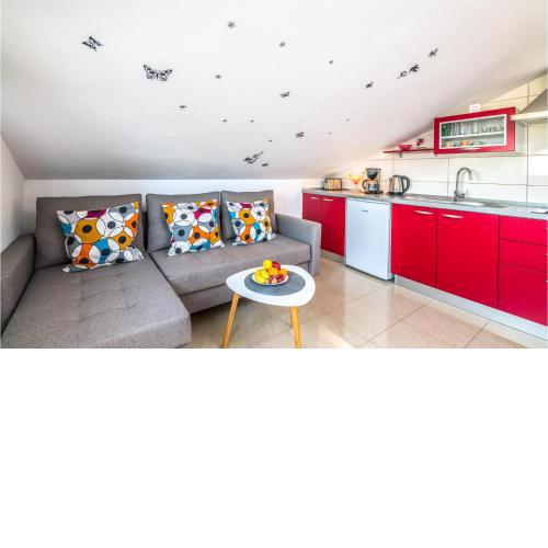Beautiful Apartment In Njivice With Kitchenette