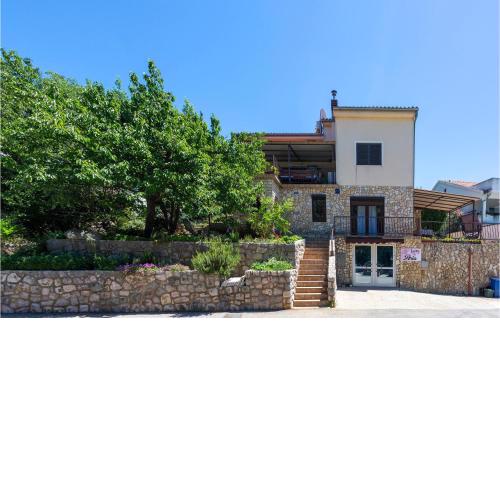 Beautiful Apartment In Njivice With Wifi