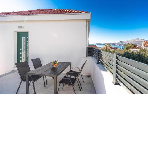 Beautiful Apartment In Okrug Gornji With Kitchen