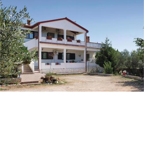 Beautiful Apartment In Peruski With Kitchen