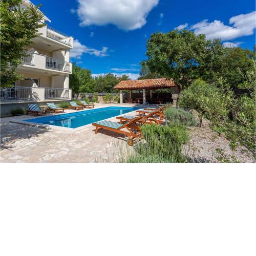 Beautiful Apartment In Pinezici With Wifi