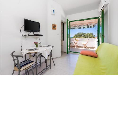 Beautiful Apartment In Potocnica With Wifi