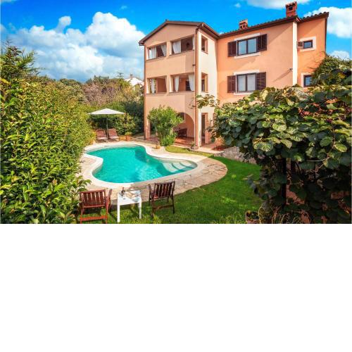 Beautiful Apartment In Pula With Jacuzzi