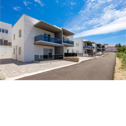 Beautiful Apartment In Simuni With Kitchen