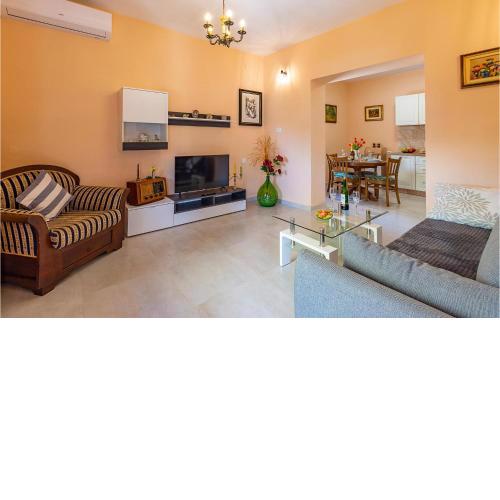 Beautiful Apartment In Sisan With Wifi