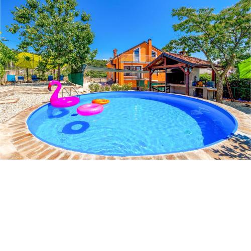 Beautiful Apartment In Viskovo With Wifi
