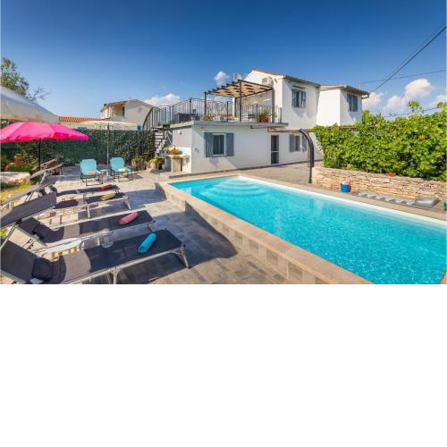 Beautiful Home In Gajana With Jacuzzi